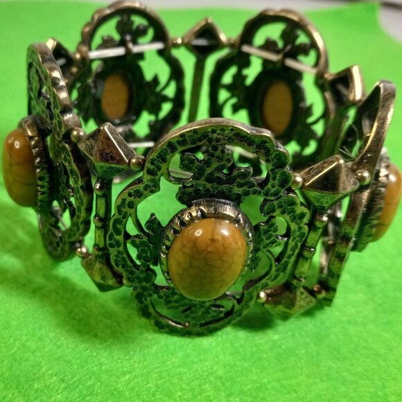 Statement Large Green Cabochon Stretch Bracelet - Picture 4 of 5